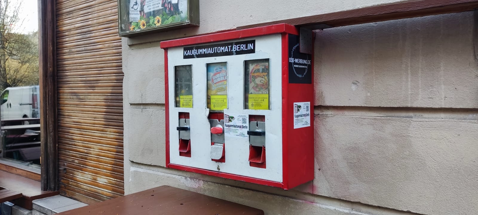 Kaugummiautomat an Hauswand angebracht Berlin