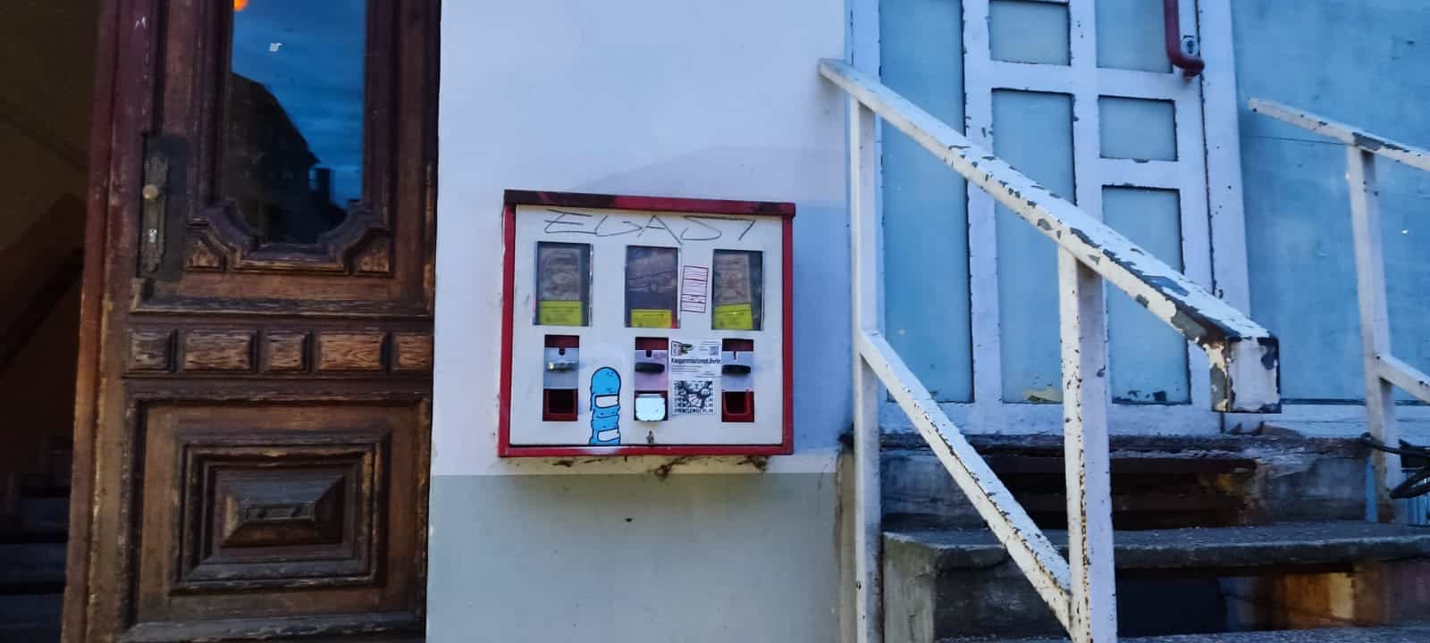 Kaugummiautomat an Hauswand neben Restaurant