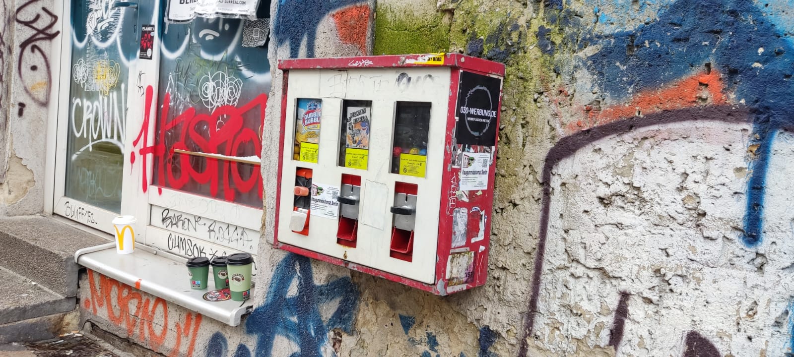 Kaugummiautomat mit Aufkleber Berlin