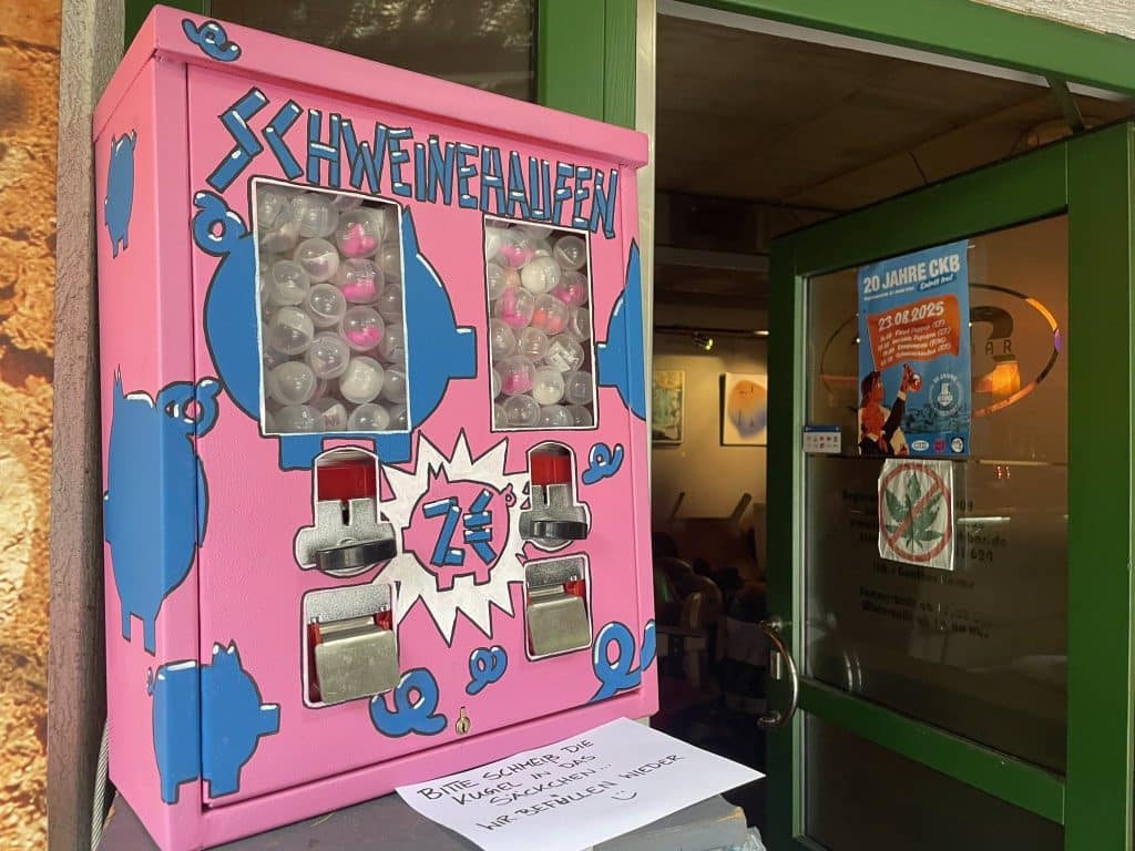 2-Schacht-Kaugummiautomat neu gestaltet – Schweinehaufen Band-Automat