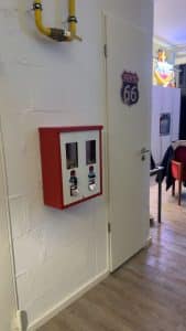 Männerhöhle mit rot-weißem Kaugummiautomat – Retro-Automat im Hobbykeller