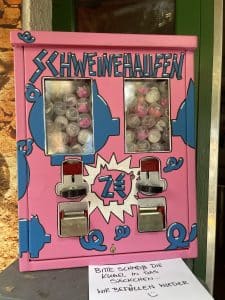 Neu gestalteter Kaugummiautomat der Band Schweinehaufenx^x