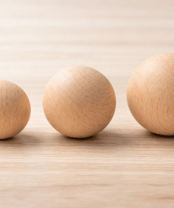 Drei Holzkugeln aus Buche natur mit Klarlack in 30, 35 und 40 mm Durchmesser
