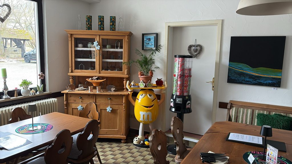 Urig eingerichtetes Burgerrestaurant mit Kapsel- und Spielzeugautomaten