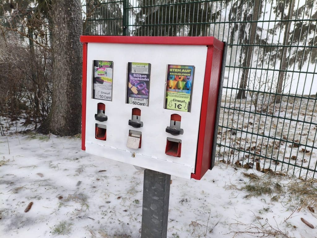 Klassischer rot weißer Kaugummiautomat in Berlin