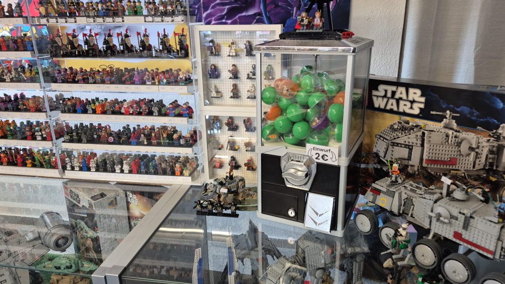 Kapselautomat im Klemmbausteinladen Stein & Herz mit LEGO® Figuren