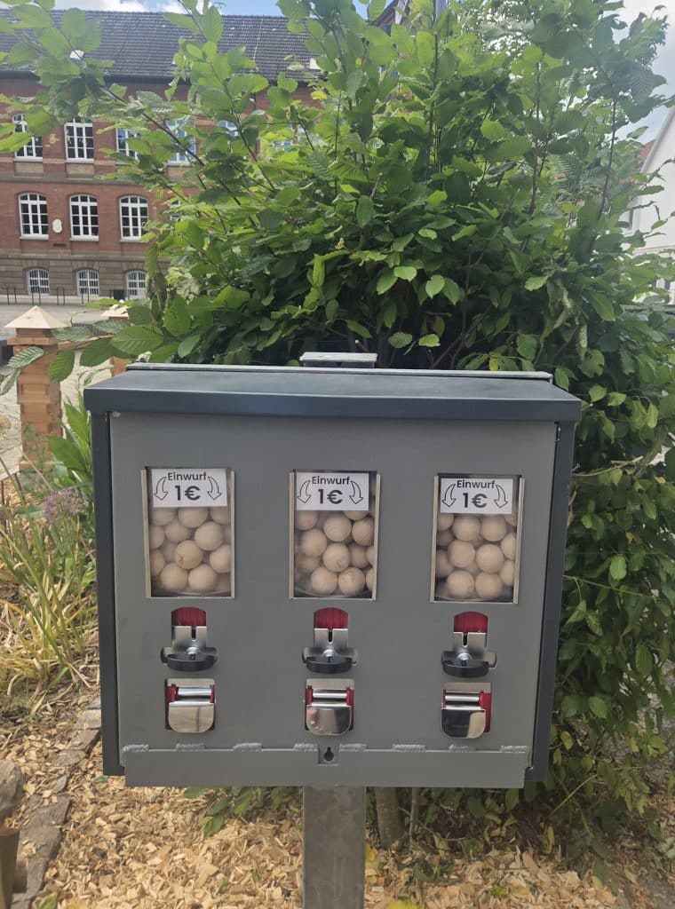 Automat für Holzkugeln an einer öffentlichen Holzkugelbahn mit 35 mm Buchenholzkugeln