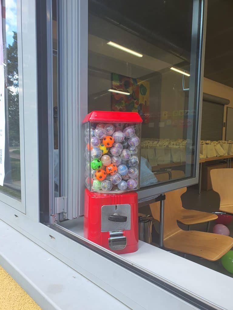 Modell 68 Kaugummiautomat mit BigBangBash-Füllung für Kinderfest