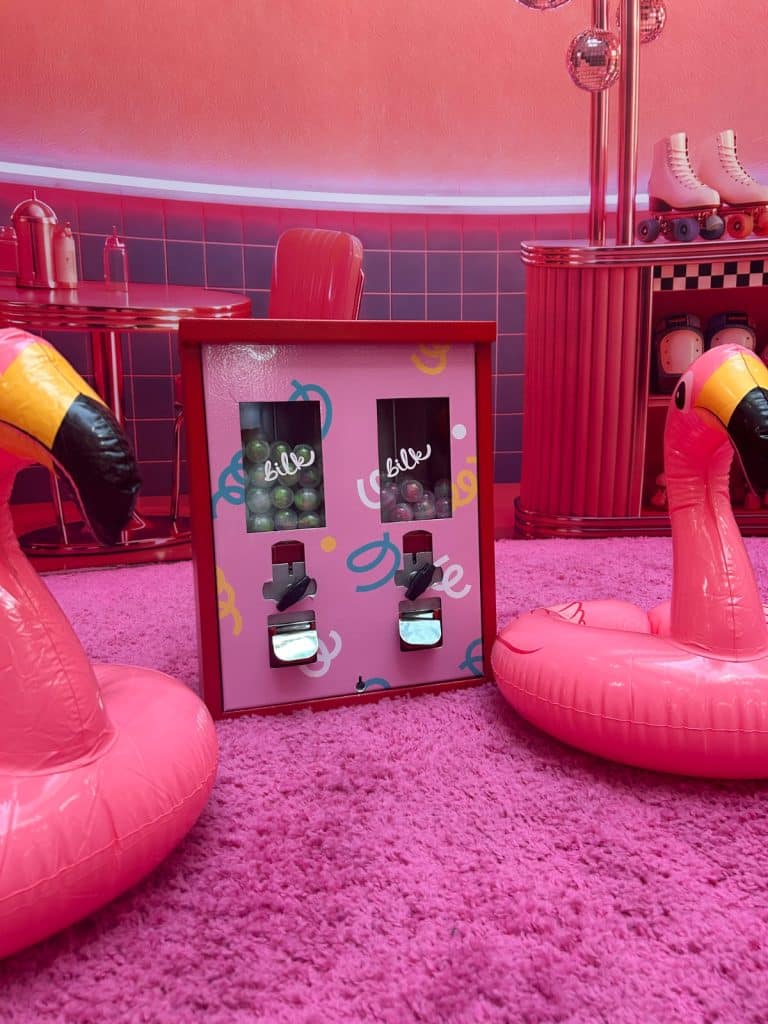 Individuell folierter Event Automat mit zwei Modell-68-Kapselautomaten auf einem Retro-Rollschuh-Event
