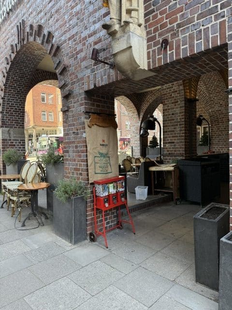 Ring Kaugummiautomat vor der Kaffeerösterei Coffeum in Hamburg