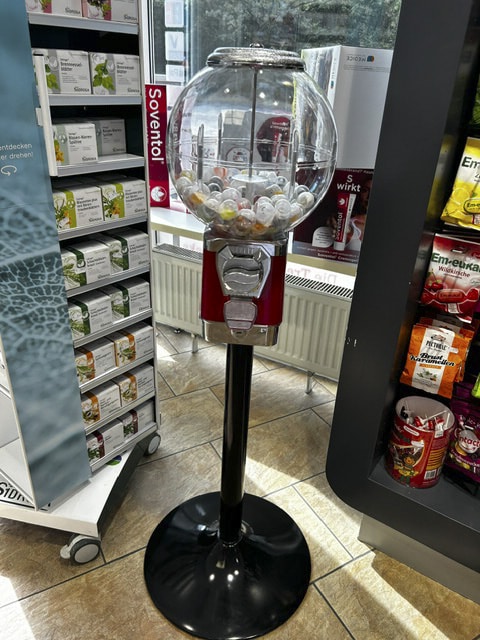 Modell Globe Spielzeugautomat auf Standfuß als Belohnungsautomat für Kinder in einer Apotheke